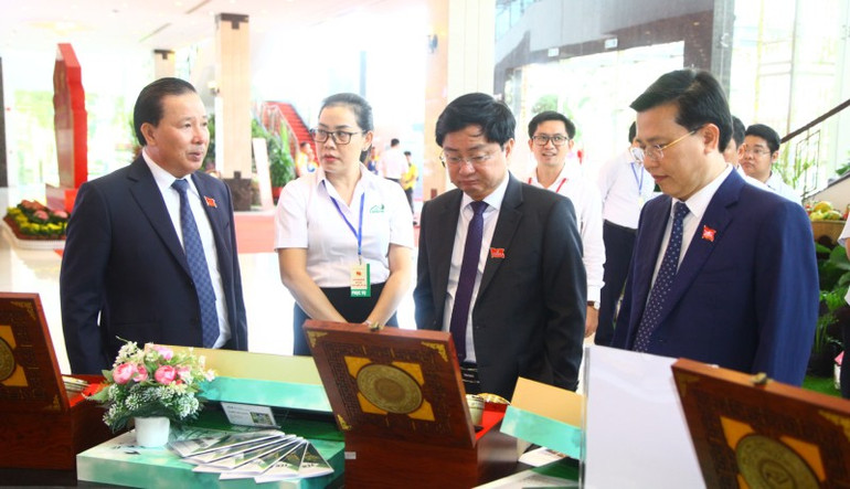 Lãnh đạo Tỉnh Tây Ninh tham quan gian hàng triển lãm sản phẩm đặc trưng của tỉnh. img-8113.jpg