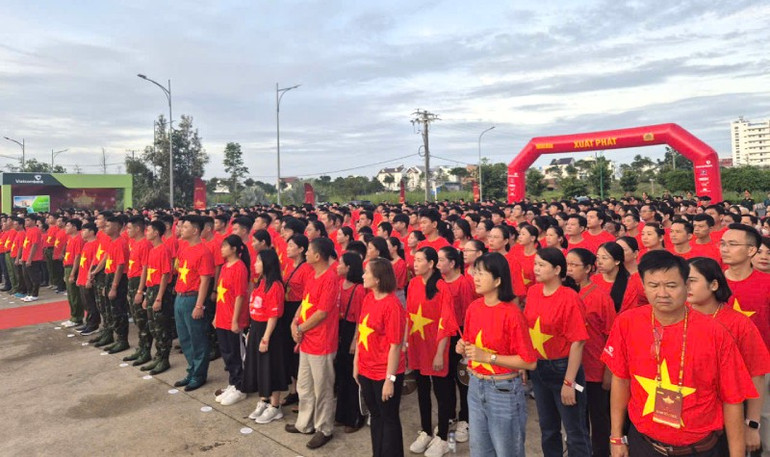 Cán bộ chiến sĩ, công chức, viên chức, học sinh, sinh viên, người lao động và nhân dân trên địa bàn tỉnh Tây Ninh dự lễ khai mạc. z6912031976933-2d088b12917a289e3182fdc31551cbea.jpg
