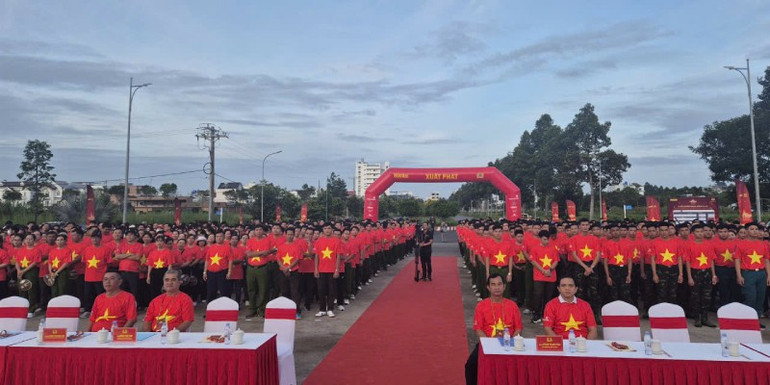 Cán bộ chiến sĩ, công chức, viên chức, học sinh, sinh viên, người lao động và nhân dân trên địa bàn tỉnh Tây Ninh dự lễ khai mạc trực tuyến. z6912031989784-9918568f5a36124ee46b5d498a7996ca.jpg