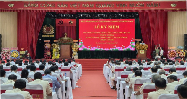 Quang cảnh Lễ kỷ niệm 80 năm Ngày truyền thống Công an nhân dân Việt Nam. z6920105658193-4500c8e1460aa7cddd06d46225d105b4.jpg