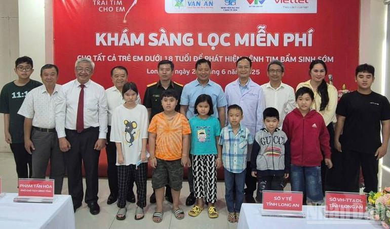 Trẻ em đến khám sàng lọc tim bẩm sinh chụp ảnh lưu niệm với lãnh đạo tỉnh, Sở Y tế, Ban Giám đốc Bệnh viện Vạn An, bác sĩ Bệnh viện Đại học Y dược Thành phố Hồ Chí Minh. ndo_br_z6750004862105-95bf84373d8dc31fbe2753484300eeec.jpg