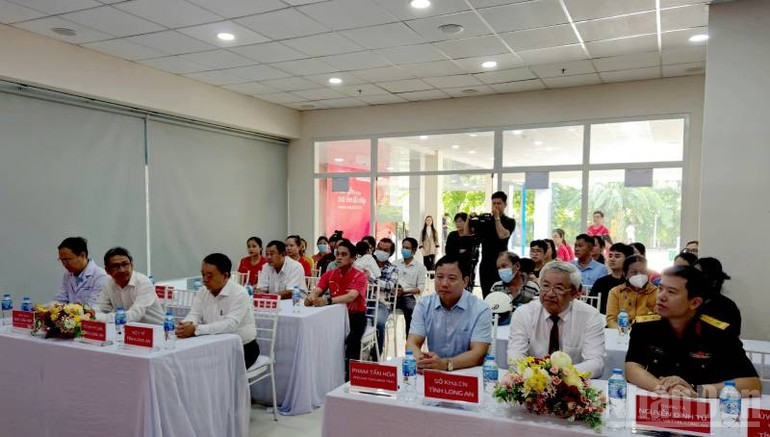 Lãnh đạo tỉnh, Sở Y tế, Ban Giám đốc Bệnh viện Vạn An, bác sĩ Bệnh viện Đại học Y dược Thành phố Hồ Chí Minh và người dân đưa con đến khám sàng lọc dự lễ. ndo_br_z6750004922069-0a16ddc6d60faa796c2a54124841777a.jpg