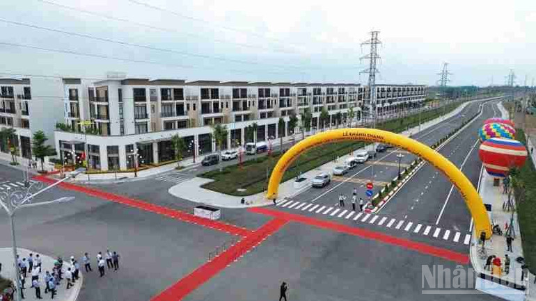 Đường tỉnh 826E kết nối với Thành phố Hồ Chí Minh và khu tái định cư Thái Sơn (xã Cần Giuộc, tỉnh Tây Ninh) đã đưa vào sử dụng và khai thác, góp phần thu hút đầu tư, thúc đẩy kinh tế-xã hội của Tây Ninh. ndo_br_z6737207296403-2dac3d283e81c2c4f97a2fdf8e9eaac4.jpg