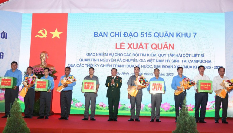 Ledarna för militärregion 7 överlämnade blommor och presenter till lagen K70, K71, K72 och K73. z7195353158565-0b5edae481af6c85680a4978963b65a6.jpg