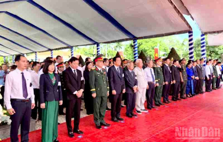 Lãnh đạo, nguyên lãnh đạo Bộ Quốc phòng, Quân khu 7 và tỉnh Tây Ninh dự lễ. ndo_br_z6816293119843-e30fed580c2dc4fbe86d9ee1b42cf6e5.jpg