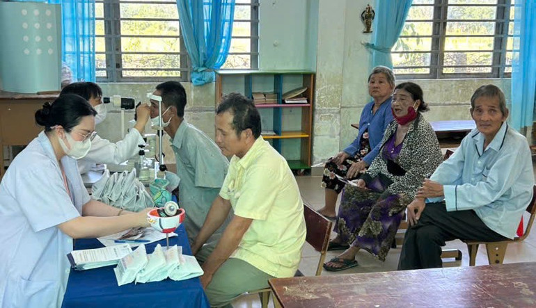 Khám, chữa bệnh và phát thuốc miễn phí cho người dân Tây Ninh. z7030971437914-5a27314033ea1a8e814e25ba895593dd.jpg