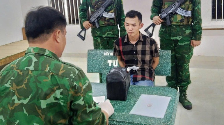 Đối tượng Châu Trọng Giàu cùng tang vật 3,7kg ma túy z6898895893186-86e5cba6bf5c98d7736a7639fd0b3d35.jpg