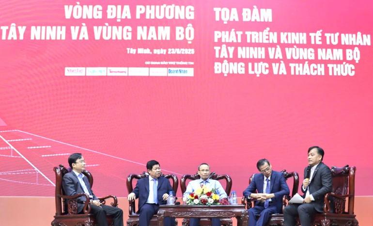 Các diễn giả tọa đàm phát triển kinh tế tư nhân Tây Ninh và Vùng Nam bộ z6936959185341-0cf204121c9f8add66b92737a4ede03f.jpg