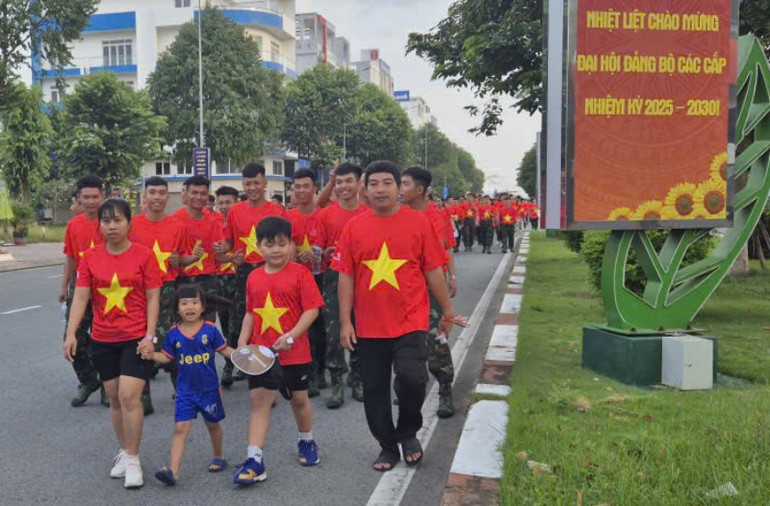 Các cháu thiếu nhi, học sinh cùng gia đình và cán bộ chiến sĩ, công chức, viên chức, học sinh, sinh viên, người lao động và nhân dân đi bộ trên đường Hùng Vương, phường Long An. z6912045721222-b1e424e55154ef995d3f6f6c52d6a3b8.jpg