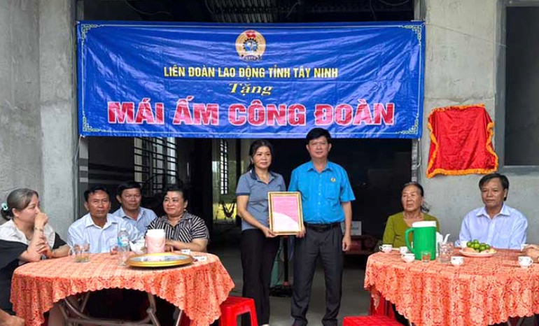 Lãnh đạo Liên đoàn Lao động Tây Ninh trao mái ấm công đoàn cho công nhân lao động cong-doan.jpg