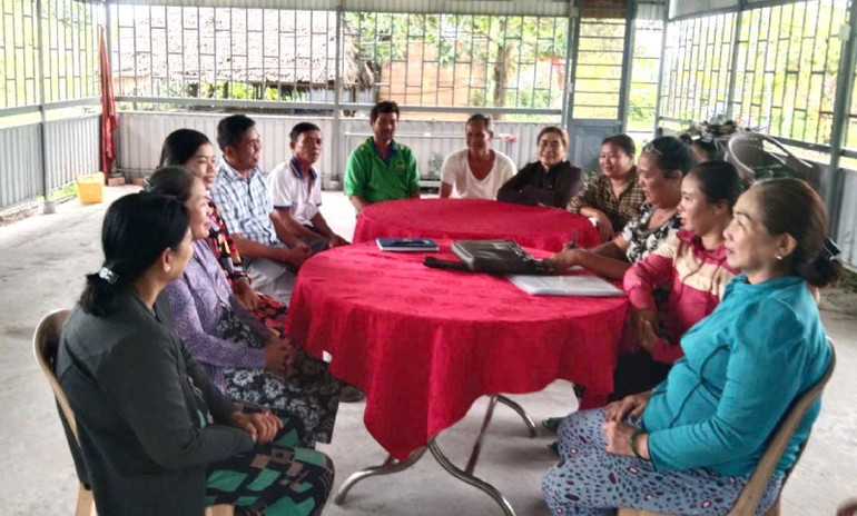Hội nông dân xã hợp với các thành viên hợp tác xã bàn việc “Sản xuất lúa phát thải thấp” z6931741652088-bc141dda17d2a957ef6db75f87918840.jpg
