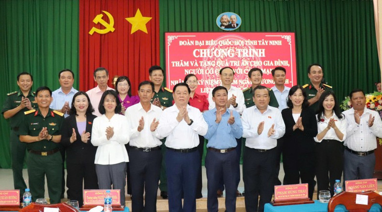 Ủy viên Bộ Chính trị, Trưởng ban Tuyên giáo và Dân vận Trung ương chụp hình lưu niệm với cán bộ địa phương. z6841112186907-81d8301b5635708eb4bd5202cd60a848.jpg