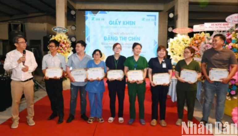 Ban giám đốc Bệnh viện khen thưởng ê kíp Cấp cứu-Hồi sức tích cực, Bệnh viện đa khoa Vạn An đã nỗ lực hết mình cấp cứu thành công bệnh nhân ngưng tim trước khi đưa đến bệnh viện. z6703890258002-e190445f7cefc6381d0f8f394d07ccf3-2812-4715.jpg