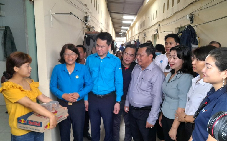 Lãnh đạo Tổng Liên đoàn Lao động và tỉnh Tây Ninh thăm tặng quà công nhân lao động. anh-1.jpg