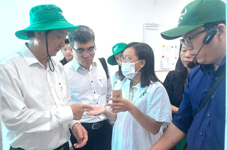 Đồng chí Huỳnh Thành Đạt tìm hiểu quy trình nuôi các loại thiên địch ứng dụng: Ong mắt đỏ, bọ xít mắt to, bọ xít hoa gai, bọ xít xanh, ong ký sinh rầy mềm, ong ký sinh rầy phấn trắng. z6946185102883-f46b12cdd1cdcf1b086ce1ff94a4c911.jpg