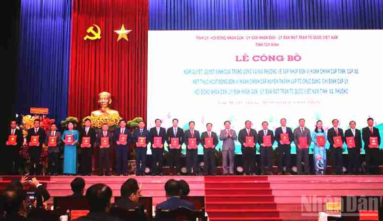 Bí thư Tỉnh ủy Tây Ninh Nguyễn Văn Quyết trao quyết định cho Bí thư xã. ndo_br_z6756735098921-af2627ecc575cb093859608ae84f76ea.jpg
