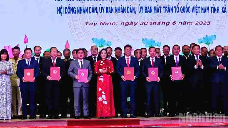 Phó Chủ tịch Quốc hội Nguyễn Thị Thanh trao Quyết định. ndo_br_z6756684448831-9a76799ca183aec1ddae7f37a9ce8bd5.jpg