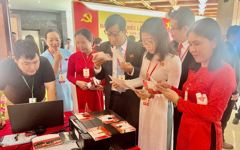 Đại biểu chờ nhận ảnh. z7112208110382-e8f29b833ced1a7702b8a77fd39ff5f9.jpg