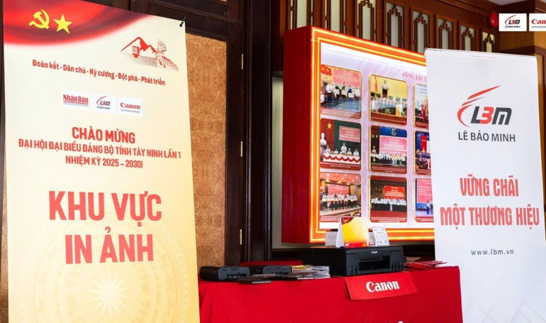 Khu vực chụp và in ảnh lấy ngay do Báo Nhân Dân và đối tác công nghệ thực hiện. z7112202233690-41654f9a1cbf5aaf54b0ca08ad211d0f.jpg