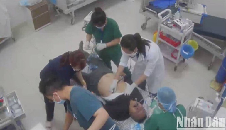 Nỗ lực hết mình Ê - Kíp Cấp cứu – Hồi sức tích cực, Bệnh viện Đa khoa Vạn An để cứu ông Trần Văn Răng. anh-2-1882-1196.jpg