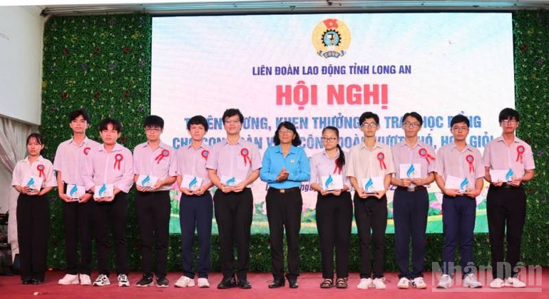 Lãnh đạo Liên đoàn Lao động tỉnh Long An trao thưởng cho học sinh đạt giải Nhì cấp tỉnh. ndo_br_z6739654200456-f22a42ffbca7a3d18a98968fa9b9bb94.jpg