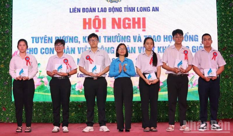 Lãnh đạo Liên đoàn Lao động tỉnh Long An trao thưởng cho học sinh đạt giải Nhất cấp tỉnh. ndo_br_z6739654209058-fb0c8ca66cceced76a29d10f6d744ae0.jpg