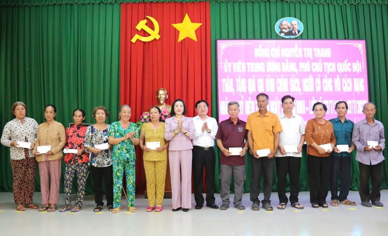 Phó Chủ tịch Quốc hội Nguyễn Thị Thanh và Bí thư Tỉnh ủy Tây Ninh Nguyễn Văn Quyết trao quà các hộ gia đình chính sách trên địa bàn xã Tuyên Bình. z6833734361394-2363b7cdd7f31ca11eff82e94dfd8cc2.jpg