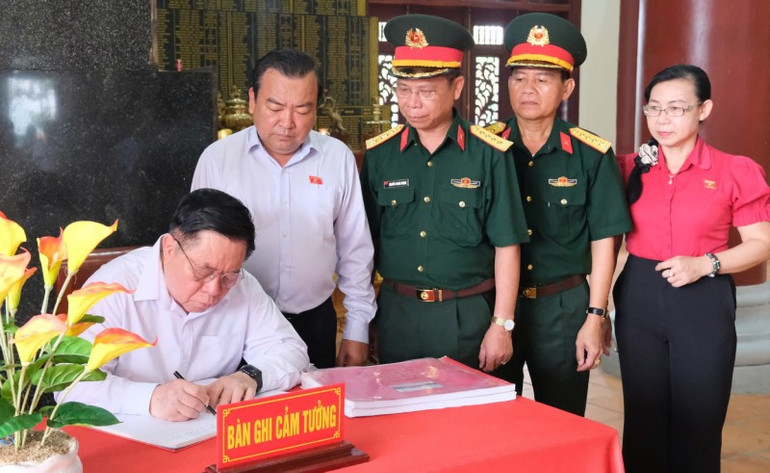 Đồng chí Nguyễn Trọng Nghĩa ghi lại cảm tưởng khi đến viếng, thắp hương tại đền. z6841086000961-368bfa1b751c90524d8741e63c097039.jpg