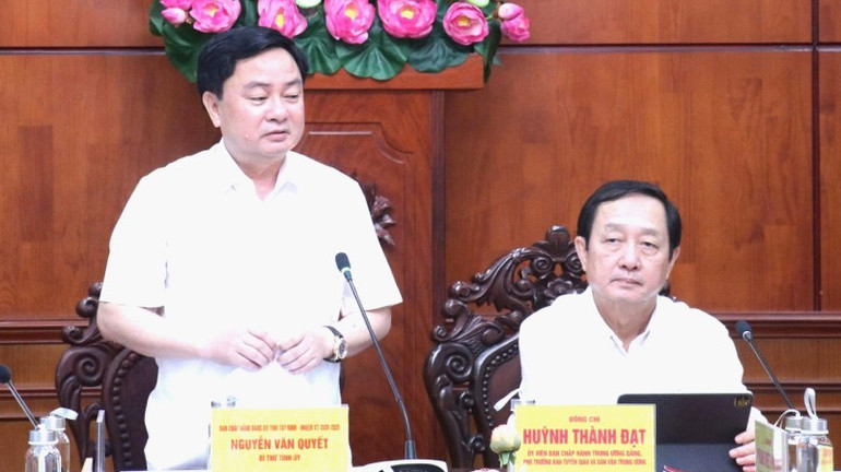Bí thư Tỉnh ủy Tây Ninh Nguyễn Văn Quyết phát biểu ý kiến tại buổi làm việc. z6942610433668-c103f9f82474473ad7b0b7620bb1057a-1.jpg