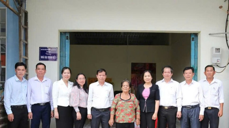 Lãnh đạo xã Vĩnh Hưng trao nhà cho bà Nguyễn Thị Kim Chi hinh-1.jpg