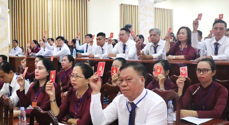 Đại biểu tham dự Đại hội đại biểu Đảng bộ xã Bến Lức biểu quyết các chỉ tiêu phát triển kinh tế-xã hội nhiệm kỳ 2025-2030. z6905444521771-50efc4bb578644cc3b326c9e606cdf75.jpg