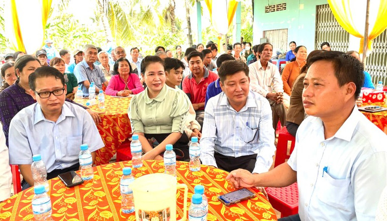 Cán bộ các xã Tân Hưng và người dân tham dự lễ bàn giao nhà đại đoàn kết z6968196116291-7d506369f4157f050cf659995875080d.jpg