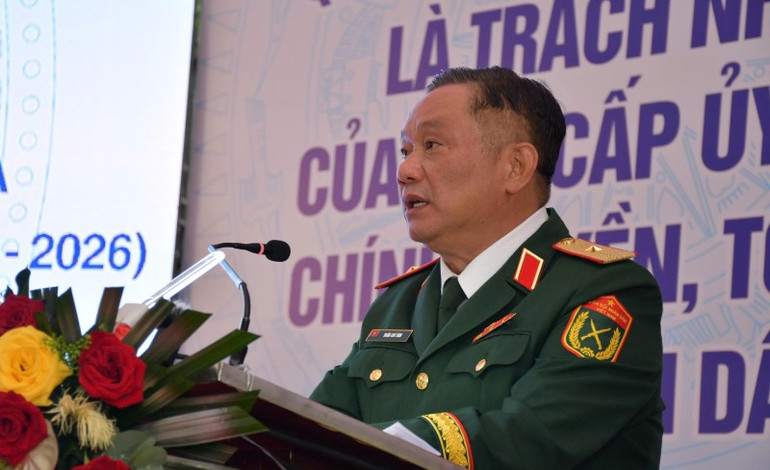 Generalmajor Tran Chi Tam, biträdande politisk kommissarie, chef för styrkommitté 515, militärregion 7, höll ett direktivtal. z7195350460375-8c4bffee9002bdf0df0fb02e07e43d43.jpg