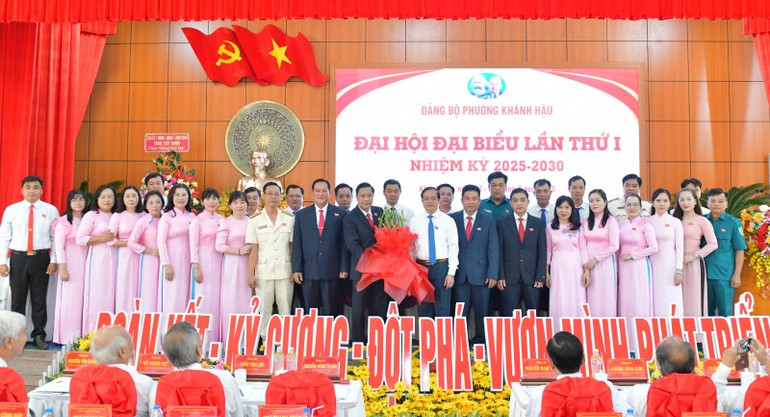 Ban Chấp hành Đảng bộ phường Khánh Hậu ra mắt Đại hội. pvd-2924-1.jpg