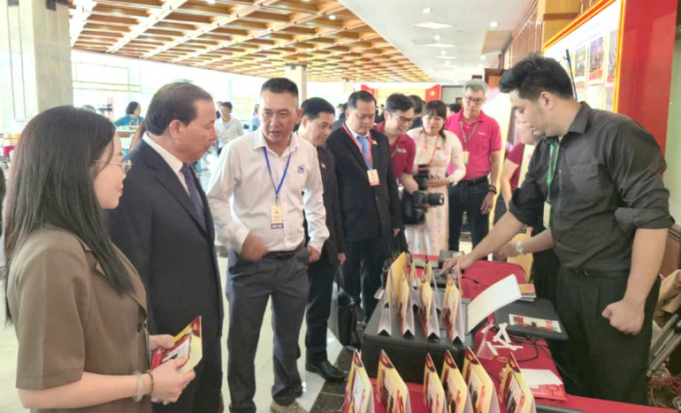 Chủ tịch Ủy ban nhân dân tỉnh Tây Ninh Nguyễn Văn Út (thứ 2 bên trái) tham quan khu trưng bày công nghệ số do Đại diện Báo Nhân Dân tại khu vực miền nam phối hợp với Ban tổ chức và đối tác công nghệ Công ty cổ phần đầu tư Lê Bảo Minh chụp ảnh và in ấn hình tặng đại biểu. z7094901766904-233676b14918d31f524d35edab17d669.jpg