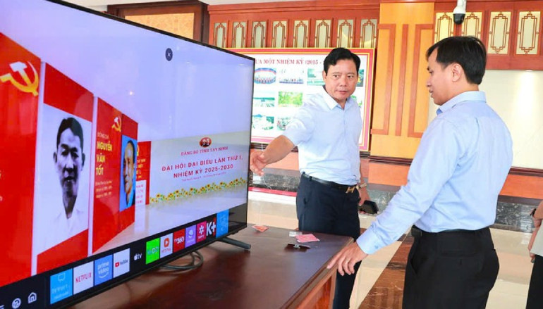 Lãnh đạo tỉnh Tây Ninh kiểm tra Hệ thống công nghệ RFID trong quản lý đại biểu dự Đại hội. z7069663431752-e8921ba945e059f775c05ddd5c3daded.jpg