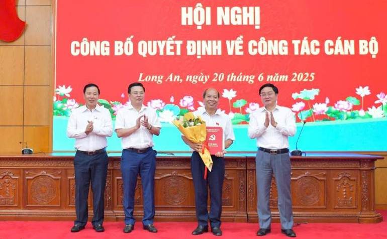 Lãnh đạo Tỉnh ủy trao quyết định nghỉ hưu cho Trưởng ban Tuyên giáo Tỉnh ủy Long An Hoàng Đình Cán z6724227655265-2bb34d50cc5e3c92981ccb3f628a8ff2.jpg
