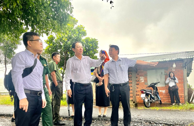 Đồng chí Huỳnh Thành Đạt đi thực địa vị trí ô nhiễm môi trường xuyên biên giới tại cột mốc từ 170 đến 171, 171/4 thuộc xã Bến Cầu và cột mốc 161/3 đến 171/1 thuộc xã Tân Lập (Tây Ninh). z6946215987839-0d4731556d12fc633f408a6b2ef74b7a.jpg