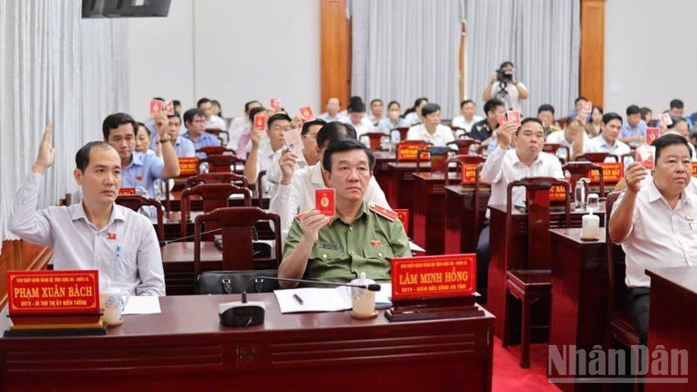Đại biểu biểu quyết thông qua các kế hoạch thực hiện ndo_br_z6724227378619-aecf4ee7d331621d36dee023b25c39bf.jpg