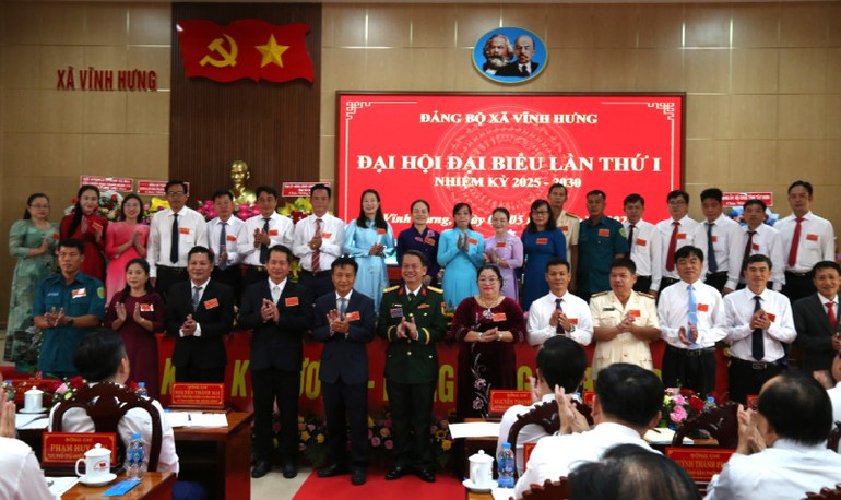 Ban Chấp hành xã Vĩnh Hưng ra mắt đại hội. 9b9a7466-5.jpg
