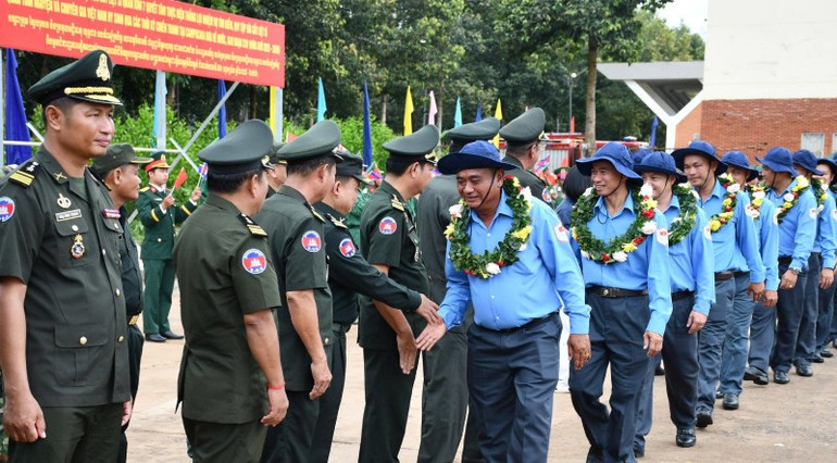 Kambodjanska ledare välkomnade officerare och soldater från lagen K70, K71, K72 och K73 till deras tjänstgöring. z7195355496389-c4b99209ab628609dd3e2a963212bc7e.jpg