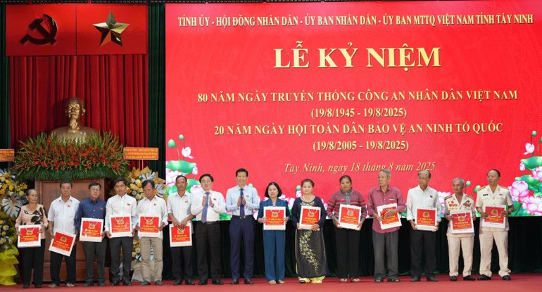 Lãnh đạo Tỉnh ủy, Hội đồng nhân dân tỉnh Tây Ninh trao quà tặng cán bộ Công an nghỉ hưu. z6919891877718-9ce141d53232f09fda5d3b050595c0ea.jpg
