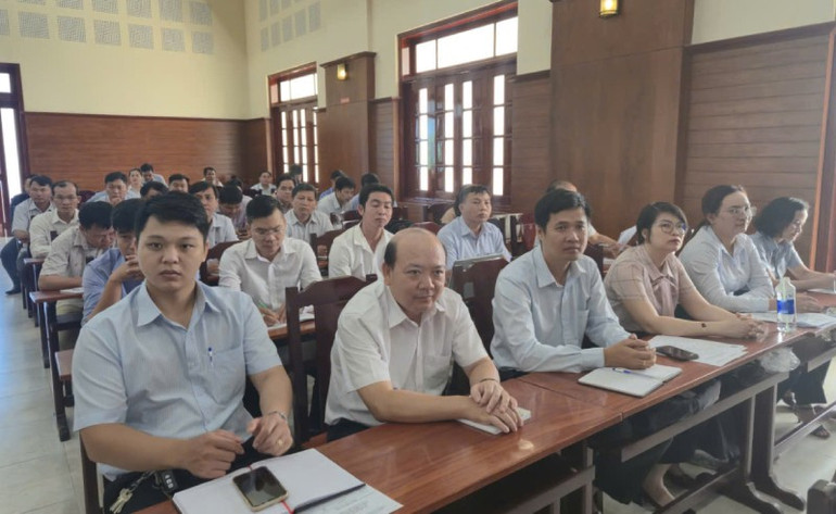 Cán bộ, công chức của Tây Ninh tham dự lớp học. z6925364390163-7a3fe9dbef735c8bc13c1cf797b76195.jpg