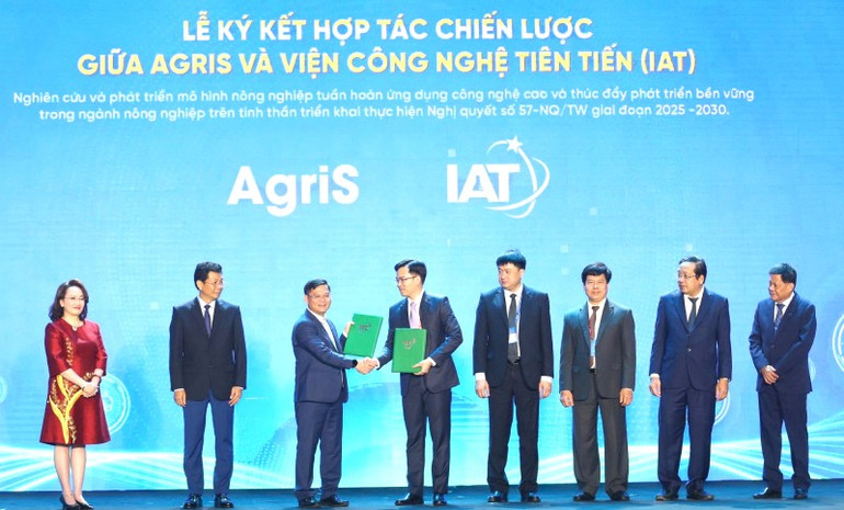 Ký kết hợp tác giữa doanh nghiệp và nhà khoa học. z6886554429558-d4960dcbdcaebcbd4d924beeacdbbdfa.jpg