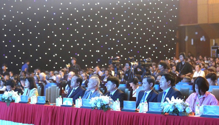 Toàn cảnh hội nghị. z6886554401925-44e5b5df9809ec4e3462865e990ab4f0.jpg