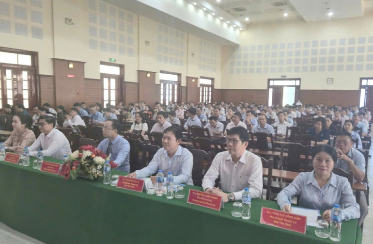 Đại biểu Thanh tra tỉnh Tây Ninh và học viện dự khai giảng. anh-dai-bieu.jpg