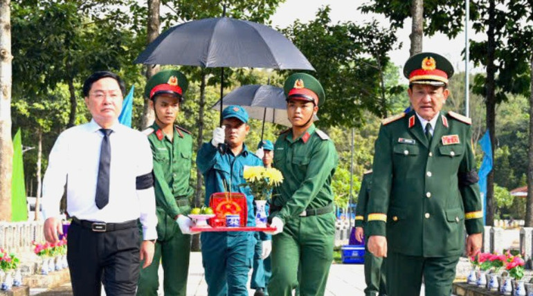 Lãnh đạo Tỉnh ủy Long An và Bộ Quốc phòng đưa hài cốt liệt sĩ đến nơi an táng. z6840589628760-9a042e9b8a128be77e045bfd90a61b60.jpg
