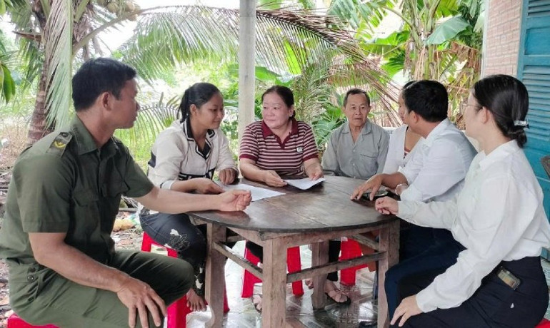 Chính quyền tỉnh Tây Ninh thăm hỏi các gia đình có hoàn cảnh khó khăn. 12c.jpg