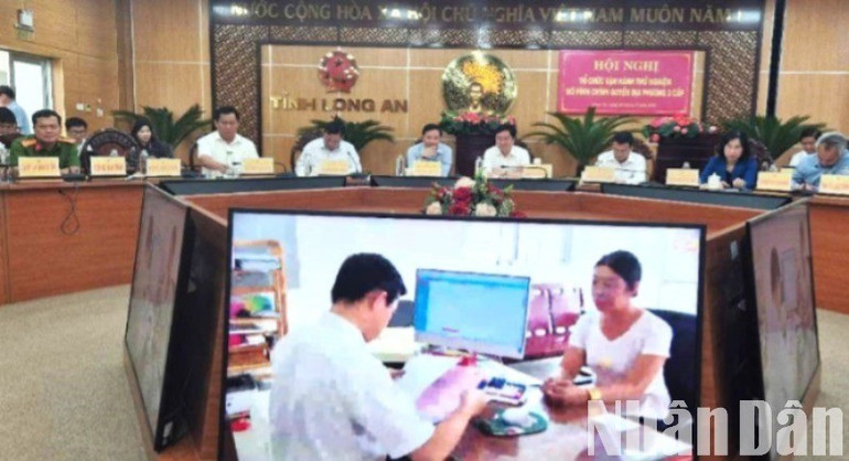 Vận hành quy trình từ khâu tiếp nhận hồ sơ, xử lý đến trả kết quả thủ tục hành chính tại một xã mới. z6717513973645-432cdb69f2c71e536fd79941c6aed385-5826-3115.jpg