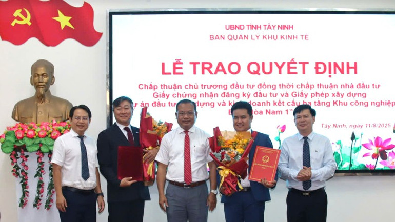 Lãnh đạo Ban Quản lý Khu kinh tế tỉnh Tây Ninh trao giấy chứng nhận đăng ký đầu tư và giấy phép xây dựng dự án đầu tư xây dựng và kinh doanh kết cấu hạ tầng khu công nghiệp Bình Hòa Nam 1. z6896161606302-9f028a3eb0ebfa70d8a88e57508c096c.jpg
